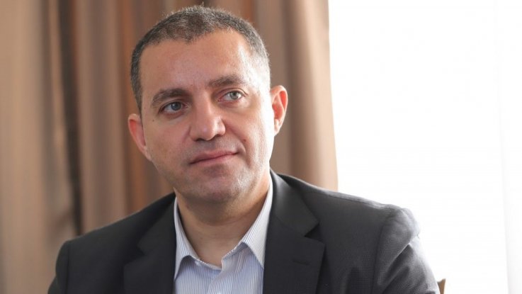 «Մտա նորություններն իմանալու». Էկոնոմիկայի նախարարը Գյումրու հայտնի վարսավիրանոց է այցելել