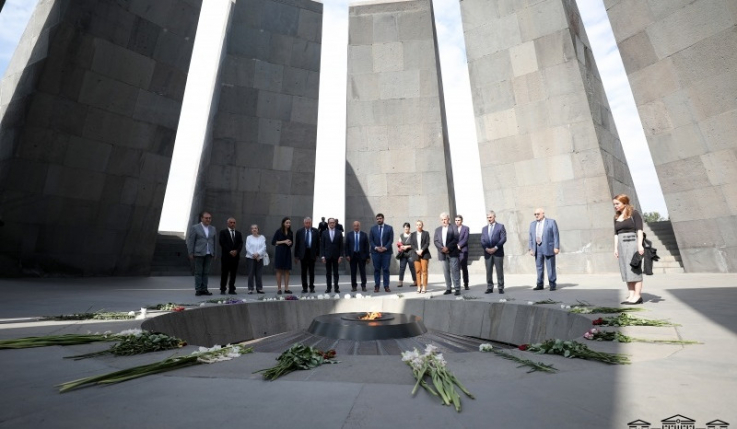 Ֆրանսիայի պատվիրակության անդամներն այցելել են Ծիծեռնակաբերդի հուշահամալիր և Եռաբլուր
