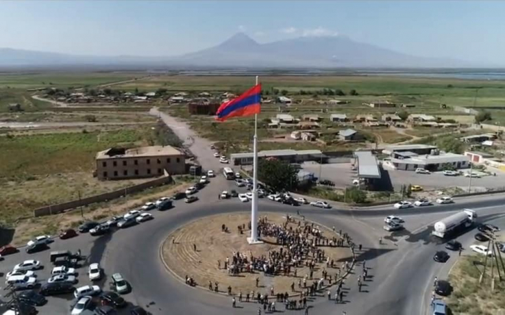 Երասխում բարձրացվել է հանրապետությունում ամենամեծ եռագույնը