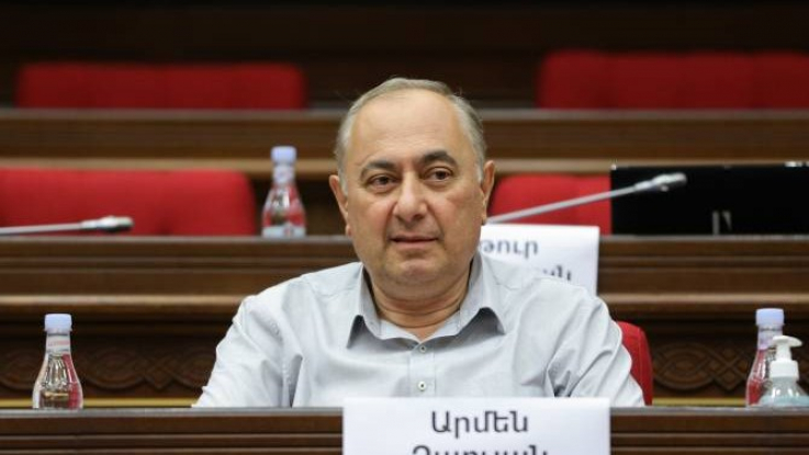 Դատարանը հեռացել է խորհրդակցական սենյակ՝ Չարչյանի խափանման միջոցի վերաբերյալ որոշում կայացնելու
