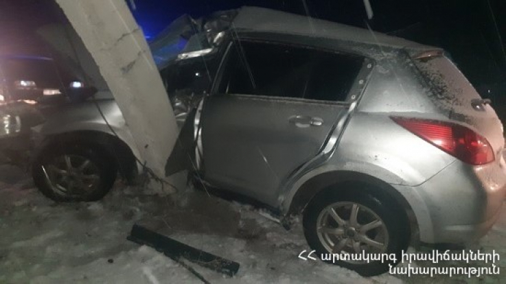 Արմավիր-Գյումրի ավտոճանապարհին Nissan Tiida-ն դուրս է եկել երթևեկելի հատվածին և բախվել բետոնե սյանը․ կա զոհ