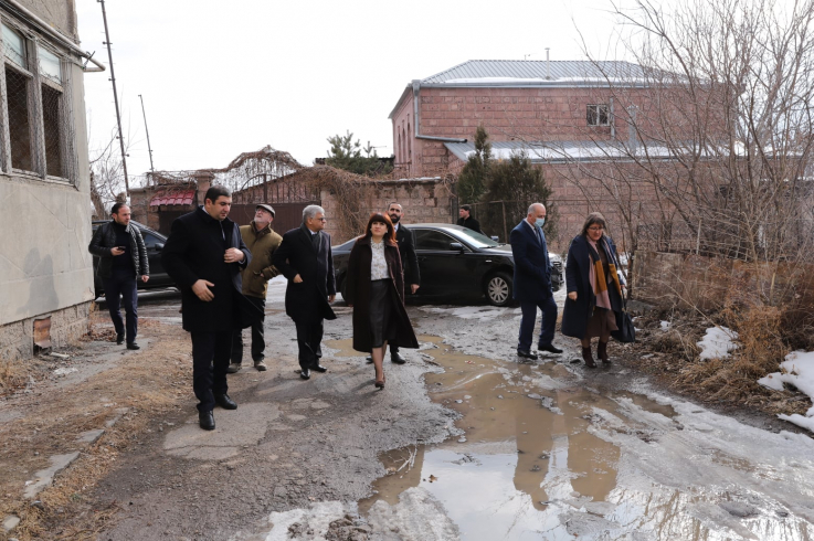 Քաղաքաշինության կոմիտեի մասնագետները Շիրակի մարզպետի և Գյումրու համայնքապետի ուղեկցությամբ շրջայց են կատարել Գյումրու վթարային շենքերում