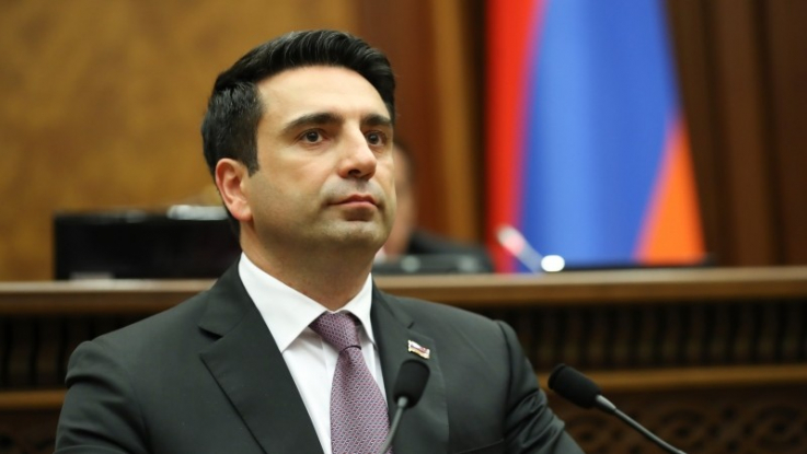 Տիկին Խամոյան, Արարատ Միրզոյանին չեք կարողանում գտնել, ԱԳՆ շենքն է՞լ չեք կարողանում գտնել. կարող եմ շենքն էլ ցույց տալ, վարորդ էլ տրամադրել ձեզ. Ալեն Սիմոնյան