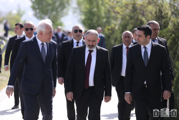 ԱԺ նախագահը վարչապետ Փաշինյանի, նախագահ Խաչատուրյանի հետ հարգանքի տուրք է մատուցել Հայոց ցեղասպանության զոհերի հիշատակին