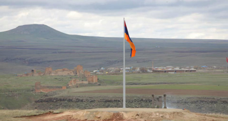 Տեսեք թե եռագույնը որտեղ են կանգուն պահում. քաղաքացի
