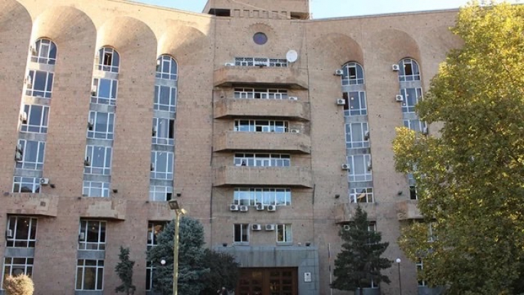 Կառավարության 3-րդ շենքի աշխատակիցները անարգել հեռանում են շենքից