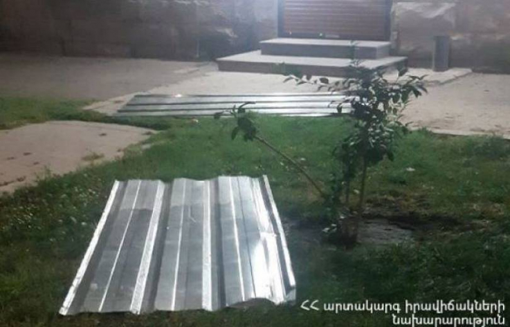 Փրկարարները ճանապարհից հեռացրել են շենքի տանիքից ուժեղ քամու գցած թիթեղեները