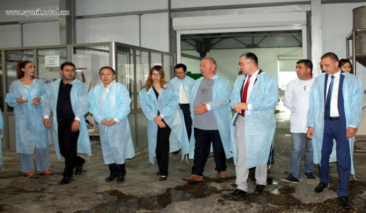 Չինաստանի դեսպանը Կապանի պահածոների գործարանում ծանոթացել է արտադրական ծավալներին և տնտեսական հնարավորություններին