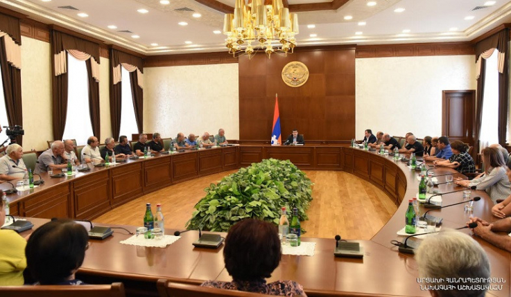 Արայիկ Հարությունյանն ընդունել է զոհված զինծառայողների հարազատներին