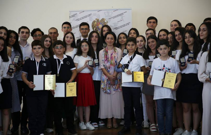 Պարգևատրվել են դպրոցների այս տարվա մեդալակիրները, «Կենգուրու» և «Մեղու» մրցույթների հաղթողները