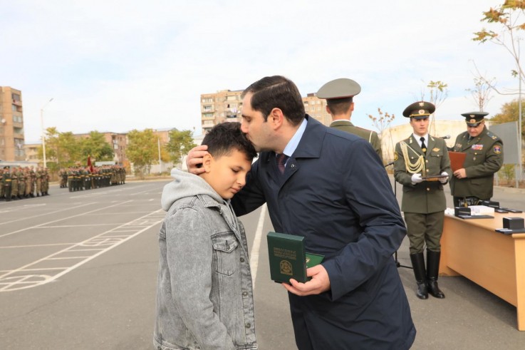 ԶՈՒ հետախուզության զորքերի կազմավորման 30-րդ տարեդարձի առթիվ Սուրեն Պապիկյանը պարգևներ է հանձնել զինծառայողներին և զոհվածների հարազատներին