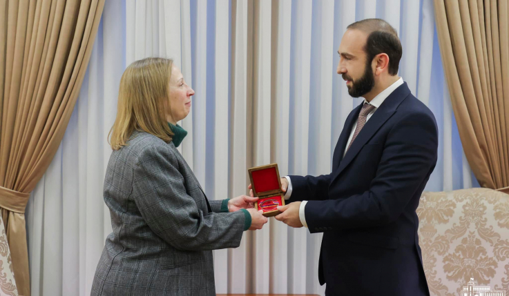 Արարատ Միրզոյանը հայ-ամերիկյան հարաբերությունների զարգացման գործում ունեցած զգալի ավանդի համար Լին Թրեյսիին պարգևատրել է ԱԳՆ Պատվո մեդալով