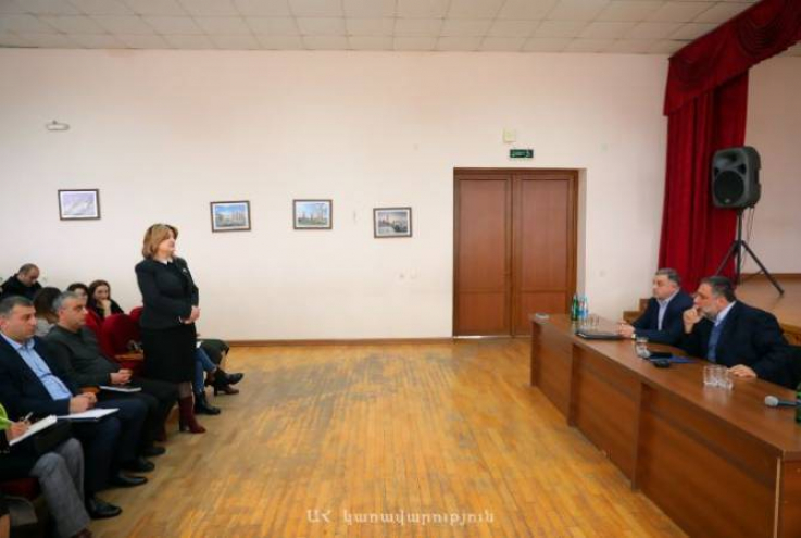 Արցախի պետնախարարը խորհրդակցություն է անցկացրել Ստեփանակերտի քաղաքապետարանի անձնակազմի հետ և հանդիպում ունեցել թիվ 1 դպրոցում