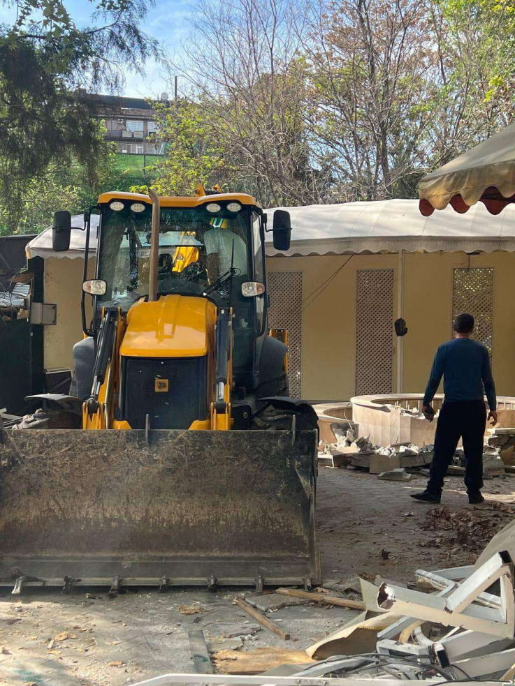 Օղակաձև զբոսայգում ապամոնտաժվել են սրճարաններ (լուսանկարներ)