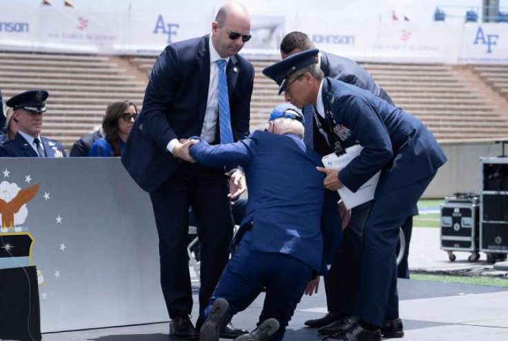 Բայդենը միջոցառման ժամանակ սայթաքել և ընկել է բեմի վրա