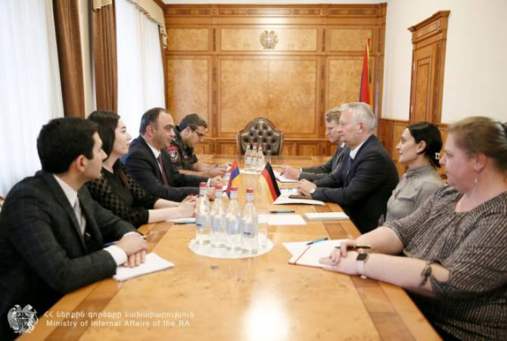 ՀՀ ՆԳ նախարարը և ԳԴՀ դեսպանը քննարկել են միգրացիոն գործընկերության համաձայնագիր կնքելու հնարավորությունը