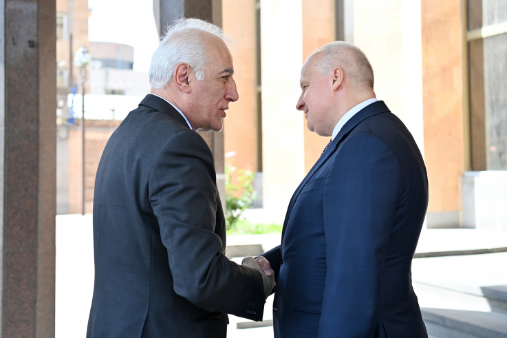 Նախագահ Խաչատուրյանը Ռուսաստանի օրվա առթիվ այցելել է ՀՀ-ում ՌԴ դեսպանատուն