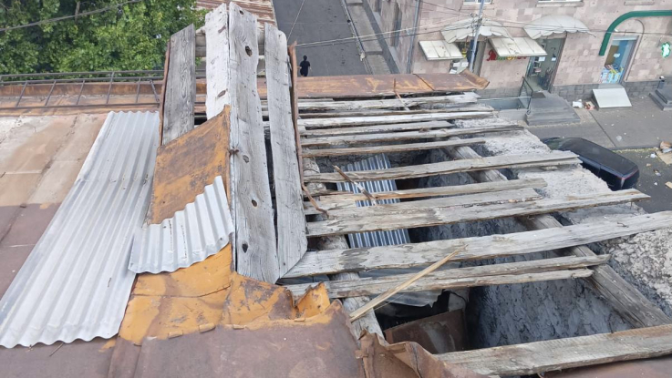 Քամու հետևանքով վնասվել են շինությունների տանիքների թիթեղյա ծածկեր և կոտրվել ծառեր