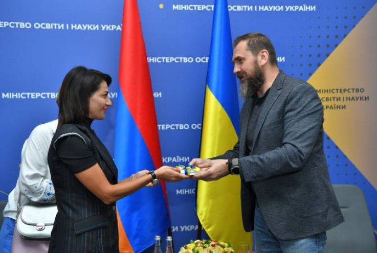 Աննա Հակոբյանը ավելի քան 1200 գաջեթ է նվիրել ուկրաինացի դպրոցականներին