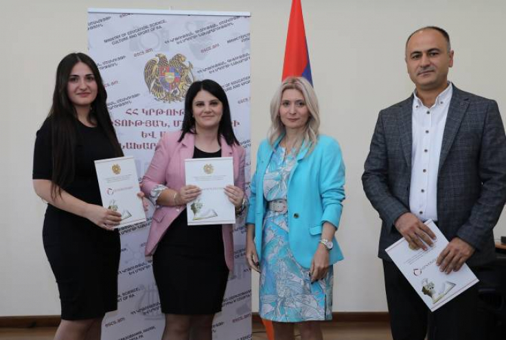 Ուսուցչի աշխատանքն անգնահատելի է. ԿԳՄՍՆ-ում պարգևատրվել են տարվա լավագույն մանկավարժները