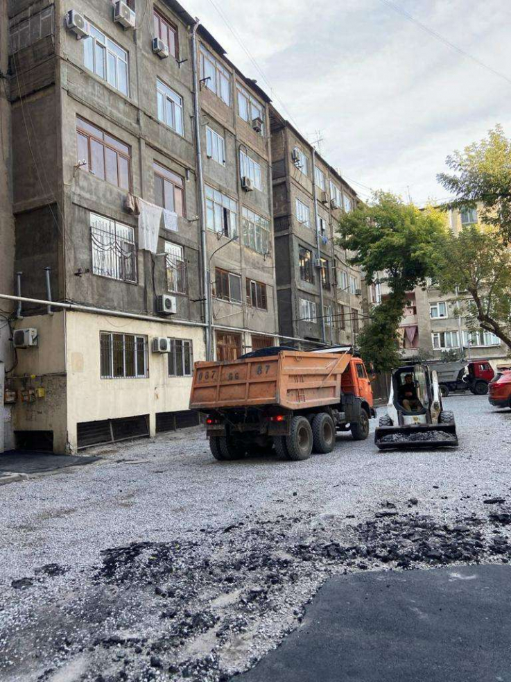 Վարդանանց 5 և Վարդանանց 5ա բնակելի շենքերի բակային տարածքը ասֆալտապատվել է