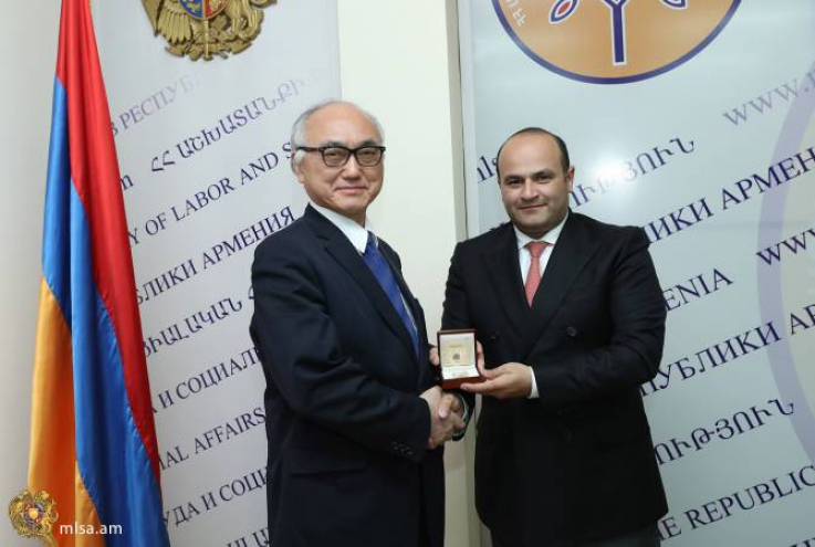 ՀՀ ԱՍՀ նախարարը հուշադրամ է հանձնել դիվանագիտական առաքելությունն ավարտող Ճապոնիայի դեսպանին