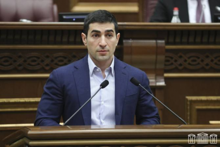 Սեփական երդմնակալությունից ուշանալը պարզ արտացոլում է անձի վերաբերմունքը իր իսկ ստանձնած մանդատի ու պետության հանդեպ» Տարոն Չախոյան