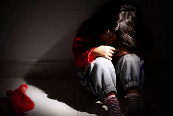 9-ամյա դստերը կիսավարտիքով ու շապիկով մոտ 3 ժամ պահել է խորդանոցում՝ ցրտի և մթության պայմաններում. դատախազը հանրային քրեական հետապնդում է հարուցել