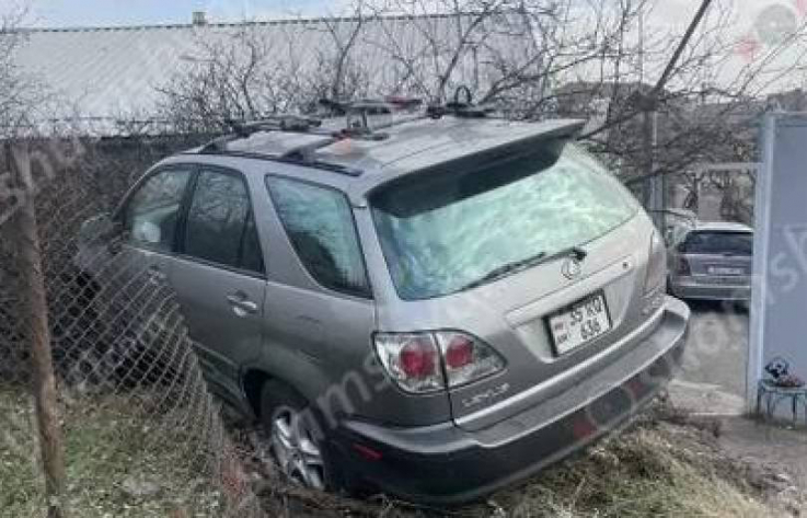 Ավտովթարի հետևանքով «Լեքսուս»-ը բախվել է ցանցե ցանկապատին ու հայտնվել բնակչի տան տարածքում