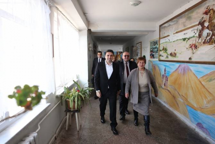 Ալեն Սիմոնյանն այցելել է Շիրակի մարզի դպրոցներ, շուրջ 70 գիրք և տեխնիկա նվիրել