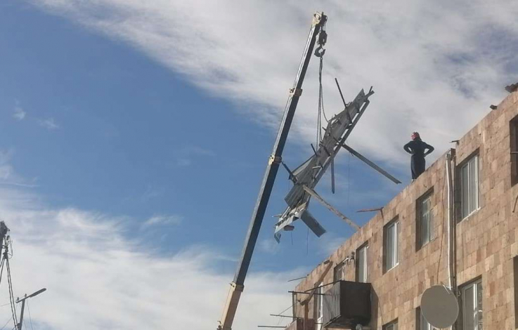 Ուժեղ քամուց շենքի տանիքի թիթեղյա ծածկը պոկվել և կախվել է