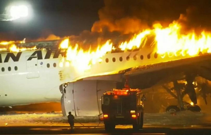 Տոկիոյի օդանավակայանում մարդատար օդանավ է հրդեհվել