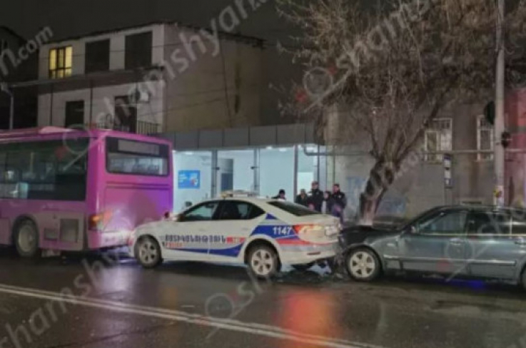 Mercedes-ը բախվել է ավտովթար ձևակերպող պարեկի ավտոմեքենային, վերջինն էլ՝ ավտոբուսին