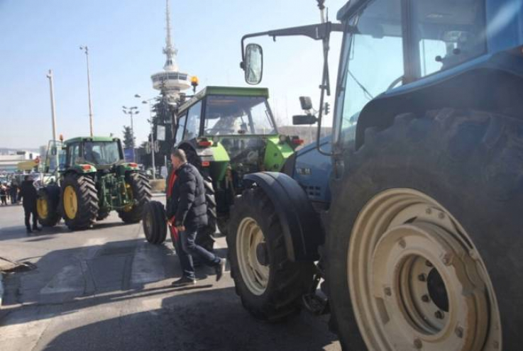 Ի նշան բողոքի՝ Հունաստանում ֆերմերները տրակտորներով փակել են երկրի մայրուղիններից մեկը