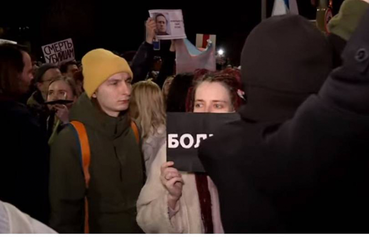 Երևանում Ռուսաստանի դեսպանատան դիմաց ՌԴ քաղաքացիները բողոքի ակցիա են անում