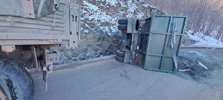Վերին Խոտանան-Աղվանի ավտոճանապարհին բեռնատարը կողաշրջվել է
