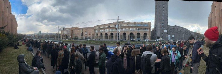 Ռուսաստանի դեսպանատան մոտ հավաքվածների թիվը գնալով ավելանում է