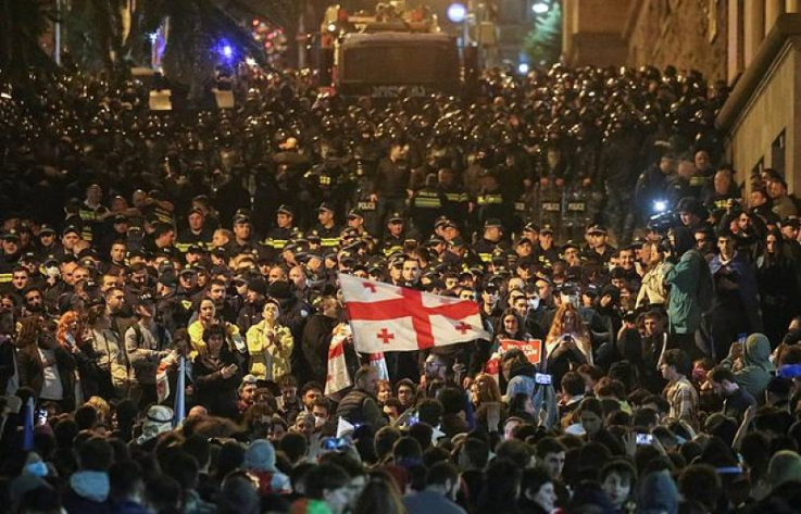 Վրաստանի խորհրդարանի մուտքի մոտ բախում է եղել ցուցարարների և ոստիկանության միջև