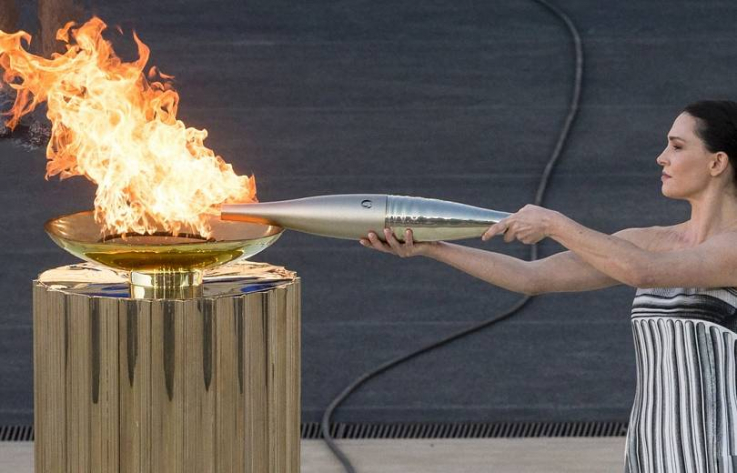 Ֆրանսիան Աթենքում հանդիսավոր արարողությամբ ստացել է օլիմպիական կրակը