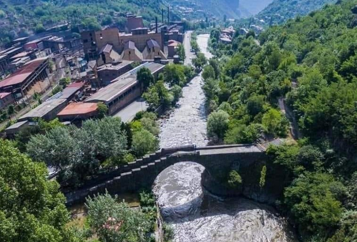 Դեբեդ գետի վրայի բոլոր կամուրջները քանդվել են, բացի, Ալավերդիում գտնվող, ավելի քան 800 տարի առաջ, Վանենի թագուհու կողմից կառուցված Սանահինի կամրջից