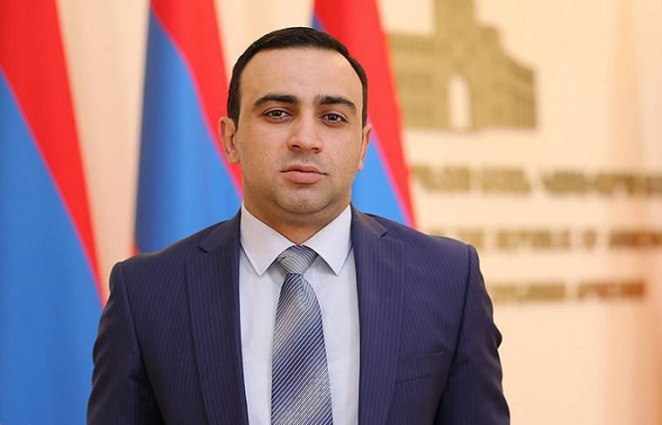 Գործ ունենք 6-րդ պալատից վեղարով փախած քաղաքական հոգեխանգարվածի հետ, օրինակ է՝ ինչպիսին չպիտի լինի հոգևորականը․ Չախոյան