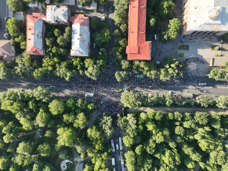 Չնայած Գառնիկի ու Բարգրատի կոչերին, ցուցարարների թիվը չի ավելանում. կադրերը՝ 19։00-ի դրությամբ