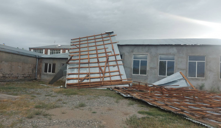 Քամու հետևանքով վնասվել են տանիքների ծածկեր, թիթեղներ, տապալվել են ծառեր