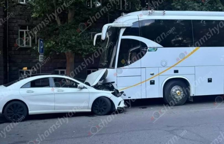 Mercedes մակնիշի ավտոմեքենան բախվել է մարդատար ավտոբուսին