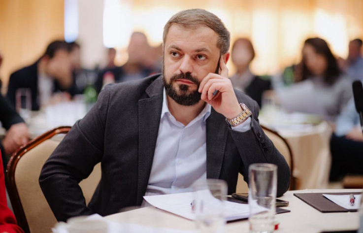 Սա էն մարդու երեխան է, ում երբ հրապարակային ասում են՝ «հայ չես», պատասխանում է՝ «ալբանացի եմ». Պապոյան