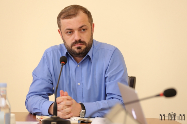 Փաստորեն կեղծ բարեպաշտների համար «սրբազանի կողմից քեռու կնգան դոմփելու» երևույթը ոչ զարմանալի է, ոչ էլ՝ դատապարտելի