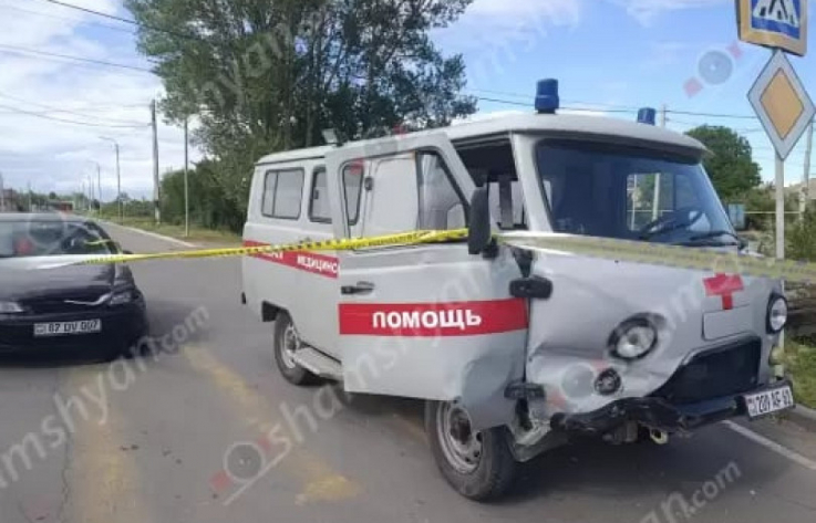 Բախվել են շտապօգնության ավտոմեքենան և «Օպել վեկտրա»-ն. բժիշկը տեղափոխվել է ԲԿ