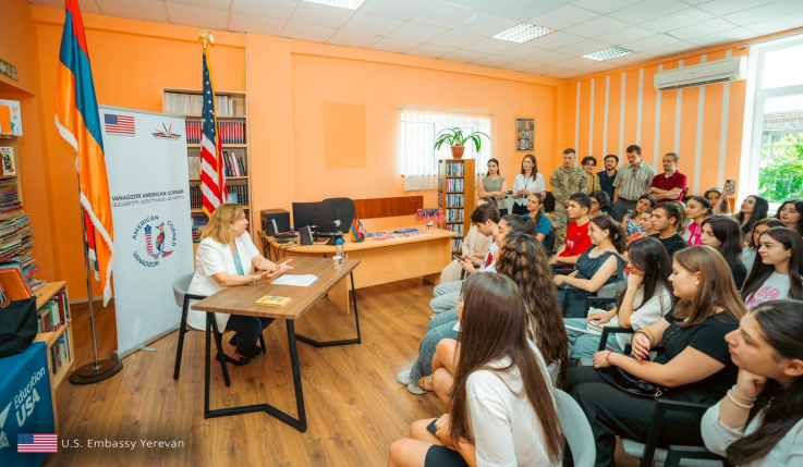 Դեսպան Քվինը հանդիպել է Լոռու մարզի դպրոցականների, ուսանողների և ԱՄՆ փոխանակման ծրագրերի շրջանավարտների հետ