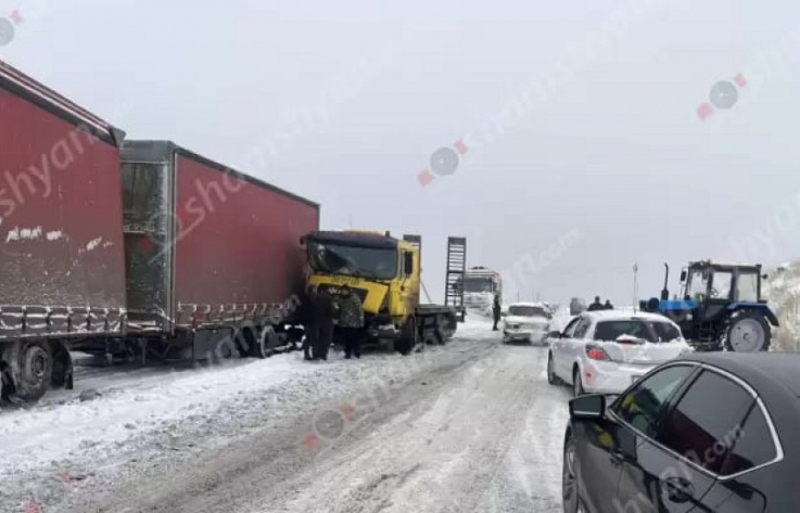 Արագածոտնի մարզում բախվել են կցորդիչով բեռնատարը, ավտոքարշակը և ձնամաքրման աշխատանքներ կատարող տրակտորը
