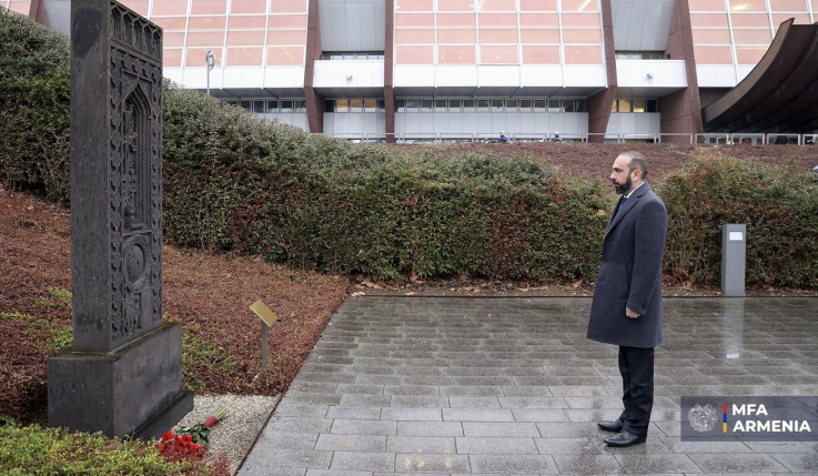Արարատ Միրզոյանը ծաղիկներ է խոնարհել Ստրասբուրգում Եվրոպայի խորհրդի կենտրոնակայանի դիմաց կանգնեցված խաչքարի մոտ